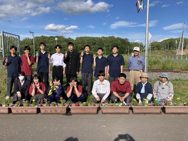 プランター設置後の集合写真の画像