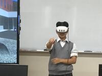 ＶＲ体験で操作をする生徒の様子の画像