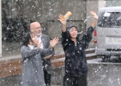 雪の中お見送り恐縮です