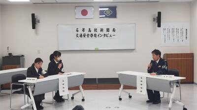  交通安全課担当への新聞局生徒が取材して  いる様子