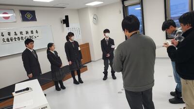 本校の新聞局員が、地域の新聞社から取材を受け散る様子。